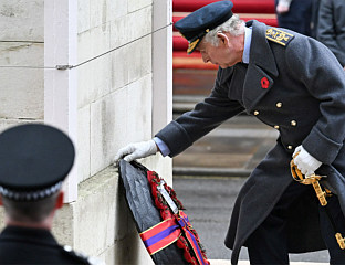 КРАЉ ЧАРЛС ОДАО ПОЧАСТ ПАЛИМ ВОЈНИЦИМА