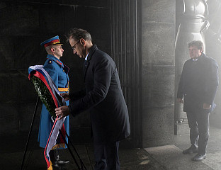 МАЦУТ ПОЛОЖИО ВИЈЕНАЦ НА СПОМЕНИК НЕЗНАНОМ ЈУНАКУ НА АВАЛИ