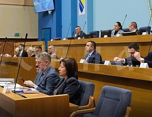 ДОНЧИЋ УДАЉЕН ИЗ СКУПШТИНСКЕ САЛЕ