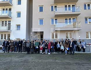 УРУЧЕНИ КЉУЧЕВИ СТАНОВА ТРИДЕСЕТ ЈЕДНОЈ ПОРОДИЦИ