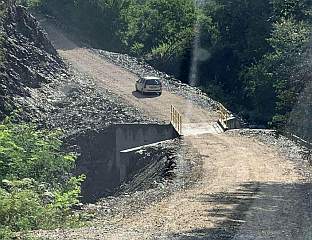 АСФАЛТИРАН ПУТ ДО РАДОВЧИЋА, ИЗГРАЂЕН БЕТОНСКИ МОСТ ПРЕКО КОЛАРСКЕ РИЈЕКЕ