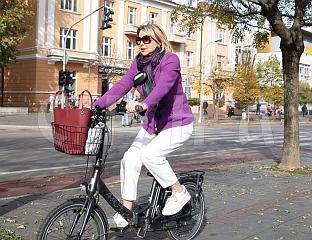 ТРИШИЋ БАБИЋ СУНЧАН ДАН ИСКОРИСТИЛА ЗА РАЗГОВОР СА ГРАЂАНИМА