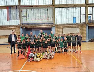 УРУЧЕНА СПОРТСКА ОПРЕМА ШКОЛИ ФУДБАЛА "РУДАР"