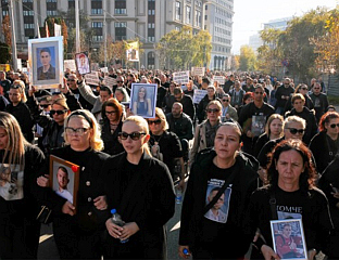 ДЕМОНСТРАНТИ ЗАТРАЖИЛИ ПРАВДУ ЗА ЖРТВЕ ПОЖАРА У НОЋНОМ КЛУБУ