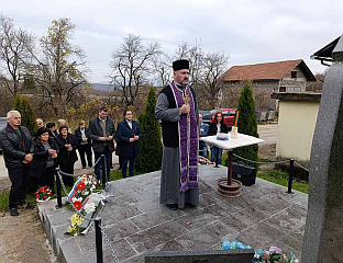 СЛУЖЕН ПАРАСТОС ЗА 10 ПОГИНУЛИХ БОРАЦА ВРС И ЧЕТИРИ ЦИВИЛНЕ ЖРТВЕ РАТА