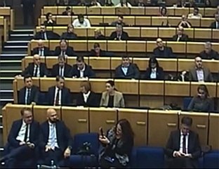 НИКШИЋ И ИСАК ПОЗИРАЈУ ДОК СЕ ПОКУШАВА РАЗГОВАРАТИ О АФЕРИ "СПЕНГАВАЊЕ"