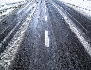 ПОЛЕДИЦА И УГАЖЕН СНИЈЕГ ОТЕЖАВАЈУ САОБРАЋАЈ НА ВИШЕ ДИОНИЦА