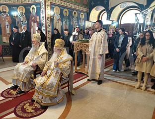 МИТРОПОЛИТИ ЈОАНИКИЈЕ И ХРИЗОСТОМ СЛУЖИЛИ У МАНАСТИРУ У ТИЛАВИ