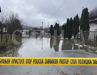 САОБРАЋАЈ НА ПУТЕВИМА КОД ОПШТИНЕ ЈЕЗЕРО ОТЕЖАН ЗБОГ ИЗЛИВАЊА ВОДЕ