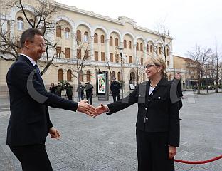 ТРИШИЋ БАБИЋ ДОЧЕКАЛА СИЈАРТА ИСПРЕД ПАЛАТЕ РЕПУБЛИКЕ