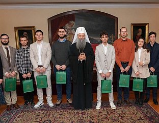 ПАТРИЈАРХ ПОРФИРИЈЕ УРУЧИО 11 СТИПЕНДИЈА АПСОЛВЕНТИМА ШЕСТ ФАКУЛТЕТА