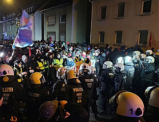 ДЕМОНСТРАНТИ БЛОКИРАЛИ ГИСЕН УОЧИ САСТАНКА АфД-а