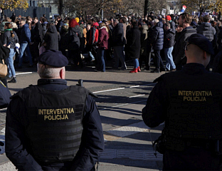 УХАПШЕНА ДВА ЛИЦА, УЧЕСНИКЕ ПРОТЕСТА ПРОТИВ ФАШИЗМА ГАЂАЛИ ЦРВЕНОМ БОЈОМ