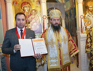 ЕПИСКОП СЕРГИЈЕ УРУЧИО СЕЛАКУ ОРДЕН НОВОМУЧЕНИКА БИХАЋКО-ПЕТРОВАЧКИХ