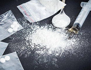 УХАПШЕНО ОСАМ ЉУДИ ЗБОГ ПРОИЗВОДЊЕ ДРОГЕ У ИНДУСТРИЈСКИМ РАЗМЈЕРАМА