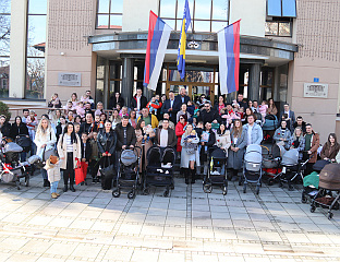 ЗА ЧЕТИРИ МЈЕСЕЦА РОЂЕНЕ 54 БЕБЕ, ЖУНИЋ ОРГАНИЗОВАО ПРИЈЕМ ЗА РОДИТЕЉЕ