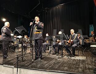 ПОЛИЦИЈСКИ ОРКЕСТАР СВИРАО ЗА ОСНОВЦЕ