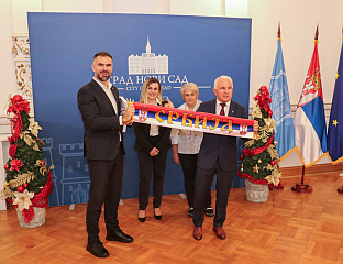 ГРУПА ДЈЕЦЕ СА ПОТЕШКОЋАМА У РАЗВОЈУ СА КОСМЕТА У ПОСЈЕТИ НОВОМ САДУ