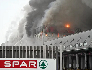 ВЕЛИКИ ПОЖАР У СКЛАДИШТУ ТРГОВАЧКОГ ЛАНЦА "СПАР", НЕМА ПОВРИЈЕЂЕНИХ