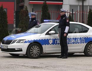 ОДАВАЊЕ ПОШТЕ УБИЈЕНОМ КОЛЕГИ ЗАУСТАВЉАЊЕМ ВОЗИЛА И РОТАЦИЈАМА