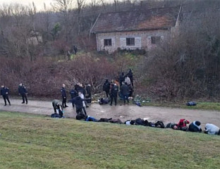 У ПОГРАНИЧНОМ ПОДРУЧЈУ СА ХРВАТСКОМ ПРОНАЂЕНА 43 МИГРАНТА