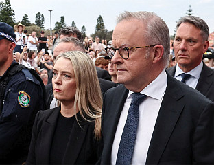 ПРЕМИЈЕРА НА КОМЕМОРАЦИЈИ ИЗВИЖДАЛА МАСА