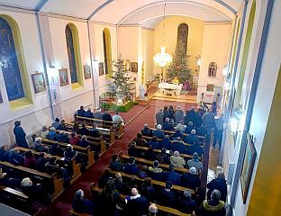 ПОРОДИЦА НА ОКУПУ И СВЕЧАНА МИСА ЗА БОЖИЋНУ РАДОСТ