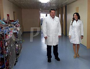 СТЕВАНДИЋ ПОДИЈЕЛИО ПАКЕТИЋЕ ЗА 140 ХОСПИТАЛИЗОВАНЕ ДЈЕЦЕ