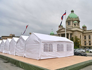 СУТРА ПОЧИЊЕ УКЛАЊАЊЕ ШАТОРА ИСПРЕД СКУПШТИНЕ СРБИЈЕ