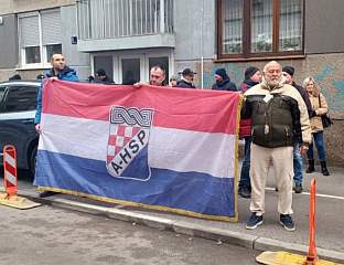 ДЕСНИЧАРИ ИСПРЕД СТАНА ТОМАШЕВИЋА ЗБОГ ЗАБРАНЕ ТОМПСОНОВОГ КОНЦЕРТА