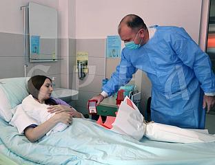 ИВАНОВИЋ ЗЛАТНИКОМ ДАРИВАО ПРВУ РОЂЕНУ БЕБУ У ОВОЈ ГОДИНИ