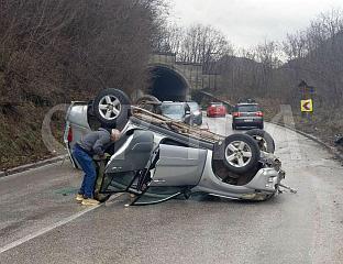 АУТОМОБИЛ СЕ ПРЕВРНУО НА КРОВ, САОБРАЋАЈ УСПОРЕН НА ПУТУ САРАЈЕВО-ПАЛЕ