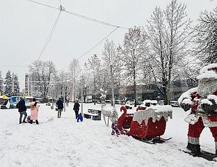 ДЈЕЦА СА РОДИТЕЉИМА У ИГРАМА НА СНИЈЕГУ