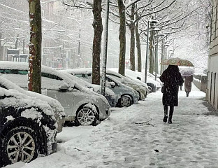 ХЛАДНО СА СНИЈЕГОМ И КИШОМ КОЈА СЕ ЛЕДИ ПРИ ТЛУ