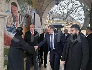 ДОДИК У МРКОЊИЋИМА, ДОЧЕКАО ГА МИТРОПОЛИТ ДИМИТРИЈЕ