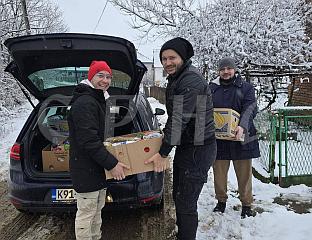ХУМАНИTАРНИМ ПАКЕTИМА ОБРАДОВАЛИ 23 ПОРОДИЦЕ У ЦРКВИНИ