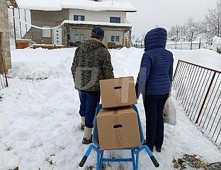 ПОДИЈЕЉЕНО 40 БОЖИЋНИХ ПАКЕТА