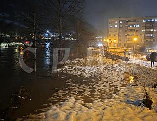 РАСТУ ДРИНА И ЋЕХОТИНА, У ДОЊЕМ ПОЉУ У ТОКУ НАСИПАЊЕ ГРУДОБРАНА