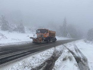 ЗИМСКИ УСЛОВИ ЗА ВОЖЊУ, И ДАЉЕ У ПРЕКИДУ САОБРАЋАЈ НА ДИОНИЦИ НЕВЕСИЊЕ-ГАЦКО