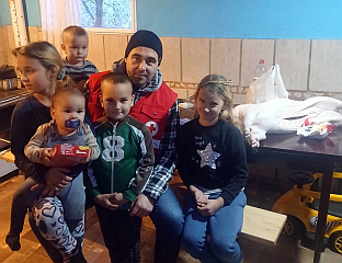 ВИШЕЧЛАНИМ ПОРОДИЦАМА УРУЧЕНЕ ПЕЧЕНИЦЕ И ПАКЕТИ ПОМОЋИ