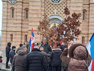 ИСПРЕД ХРАМА ХРИСТА СПАСИТЕЉА ДОЧЕКАНИ БАДЊАЦИ