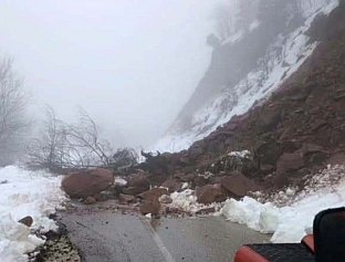 УПУЋЕНА ЕКИПА И МЕХАНИЗАЦИЈА ДА УКЛОНИ ОДРОН У ВРХПРАЧИ