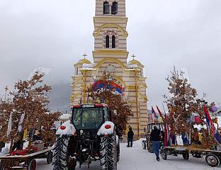 СВЕЧАНО ДОЧЕКАНИ БАДЊАЦИ ИСПРЕД ХРАМОВА