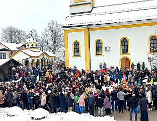 У ПОРТАМА ХРАМОВА ИСПОШТОВАН ОБИЧАЈ НАЛАГАЊА БАДЊАКА