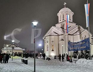 БРОЈНИ ВЈЕРНИЦИ ПРИСУСТВОВАЛИ БОГОСЛУЖЕЊУ И НАЛАГАЊУ БАДЊАКА