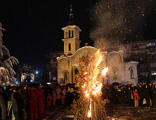 БАДЊЕ ВЕЧЕ ОКУПИЛО МАЈЕВИЧАНЕ ОКО ХРАМОВА