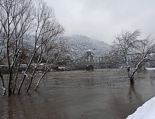 ДРИНА У ОПАДАЊУ, НАКОН ШТО ЈЕ ПОПЛАВИЛА ПРИЗЕМЉА ТРИ КУЋЕ У КАРАКАЈУ