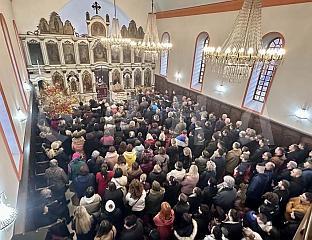 ВЕЛИКИ БРОЈ ВЈЕРНИКА НА БОЖИЋНОЈ ЛИТУРГИЈИ