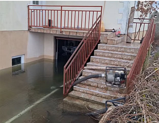 ВАTРОГАСЦИ И ДАНАС ИСПУМПАВАЈУ ВОДУ ИЗ ПОПЛАВЉЕНЕ КУЋЕ У АВTОВЦУ