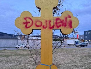 ОСКРНАВЉЕН ПРАВОСЛАВНИ КРСТ У КОПРУ